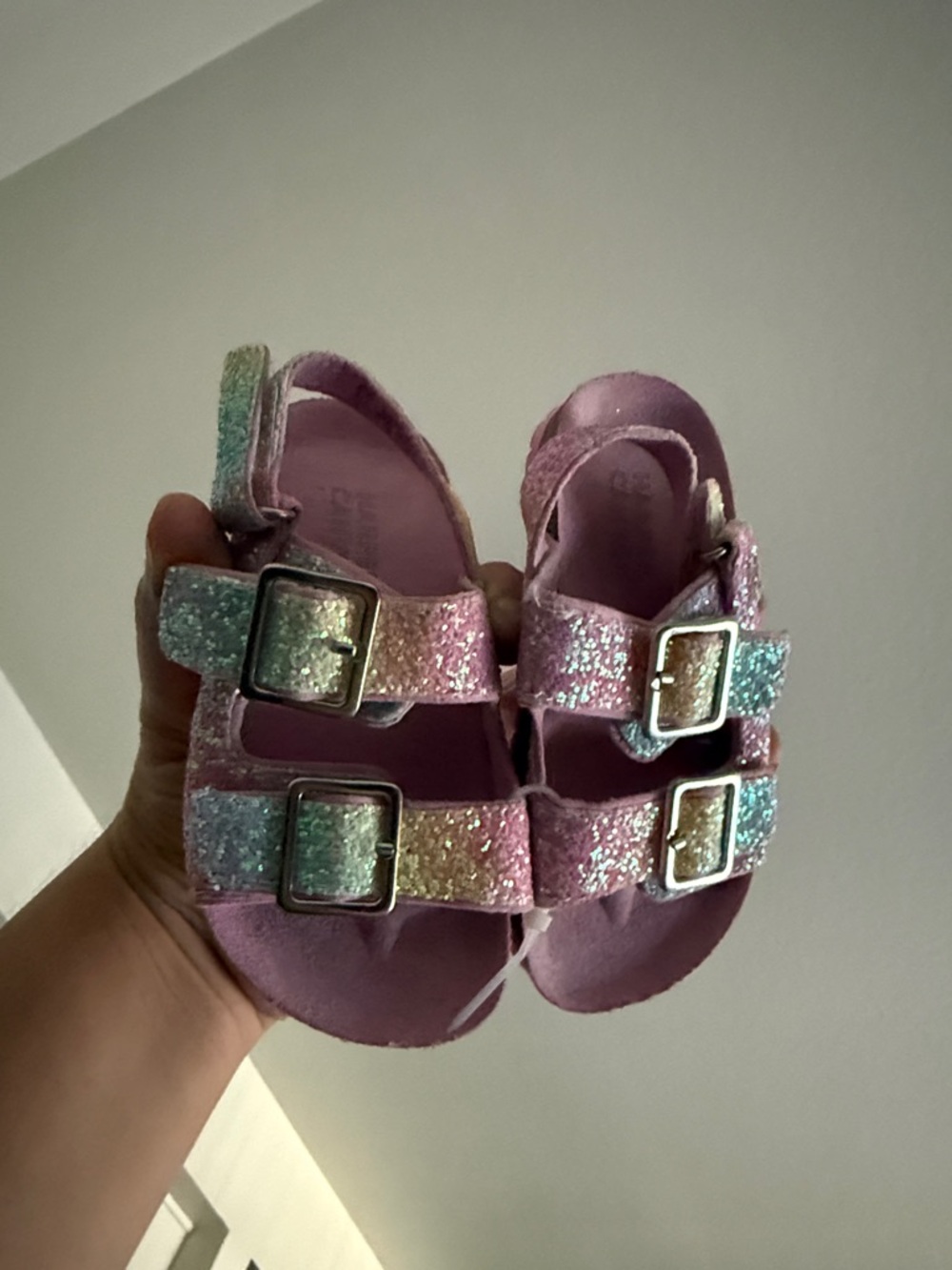 Harper Canyon Girls Sparkle Pink Glitter Buckle Sandals.
Size 6 - Picture 8 of 10